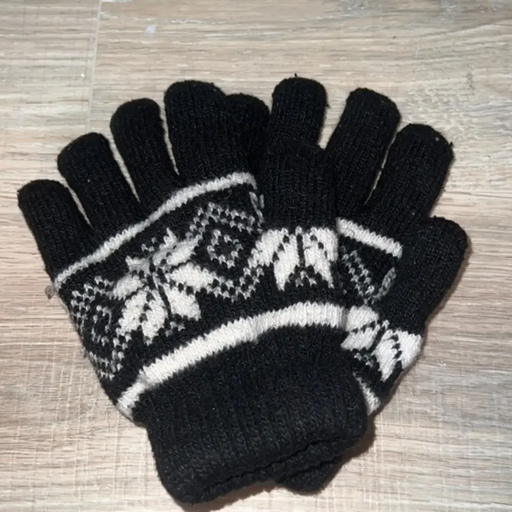Black and‎ white kint winter gloves